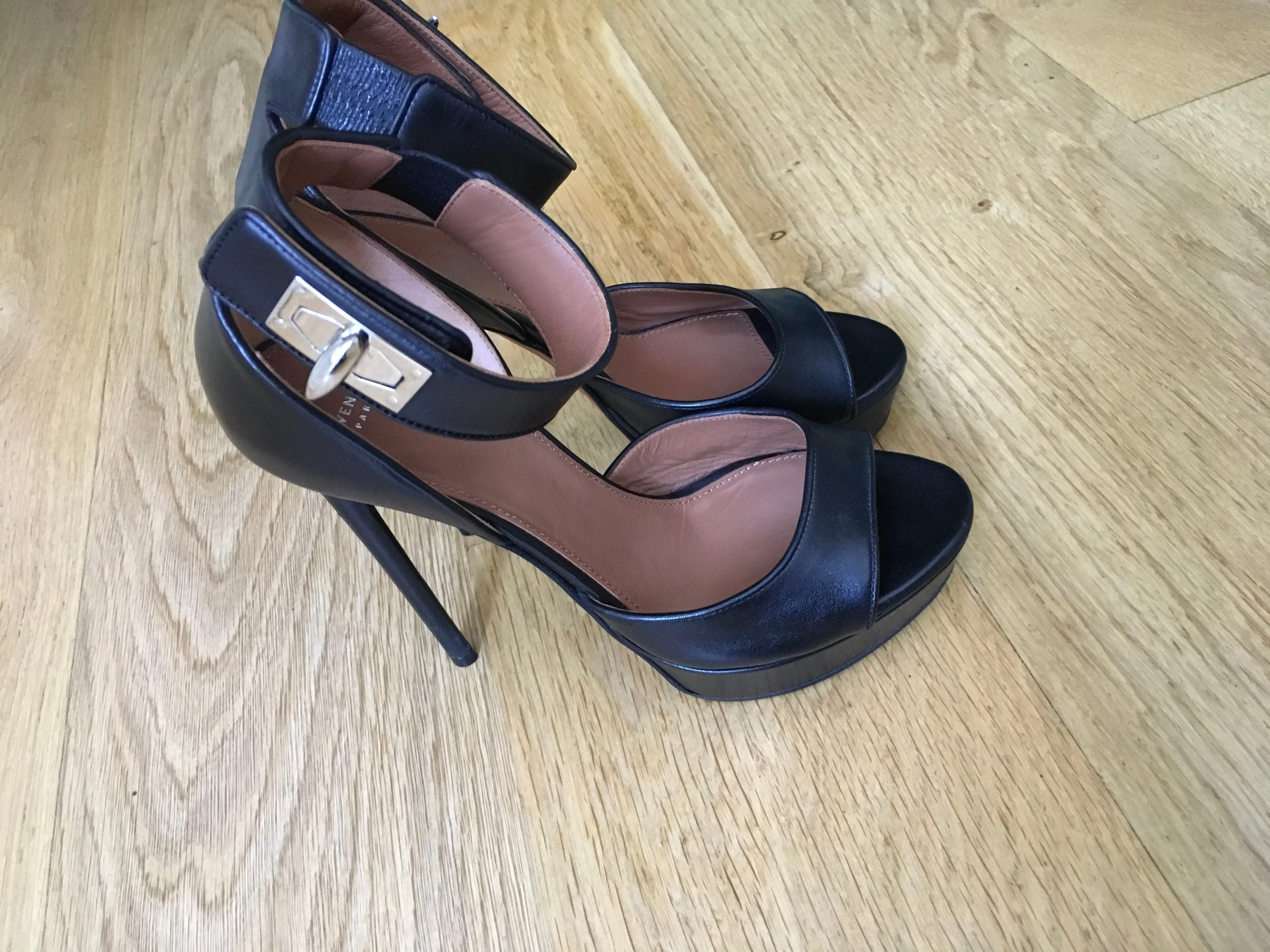 GIVENCHY Shark Lock platform sandals in black leather Ladies